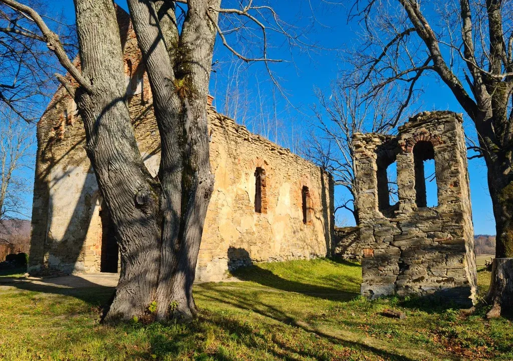 Bieszczady opuszczona cerkiew ruiny wsi