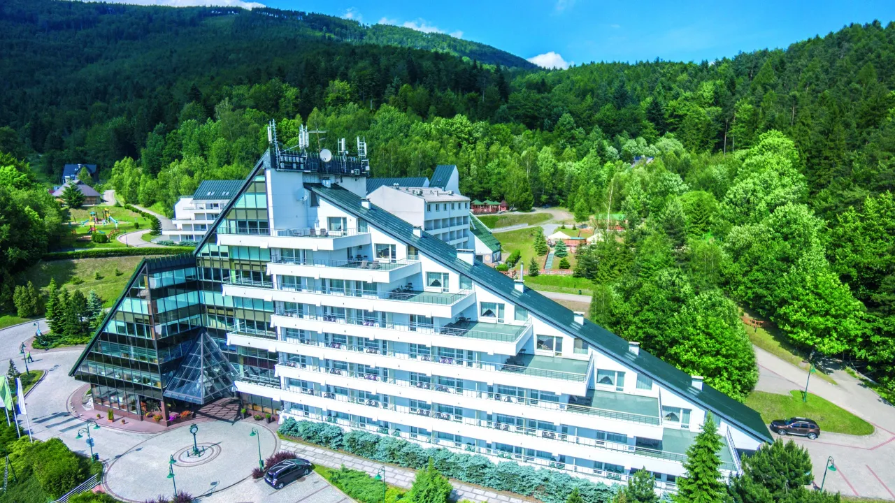 Nowoczesny hotel w otoczeniu zielonych gór. Idealne miejsce na weekend, odkryj najpiękniejsze miejsca w Polsce!