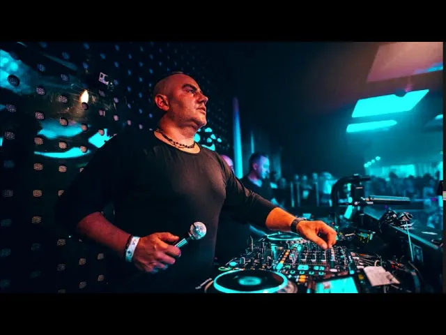 DJ Kris za konsolą w Ekwador Manieczki