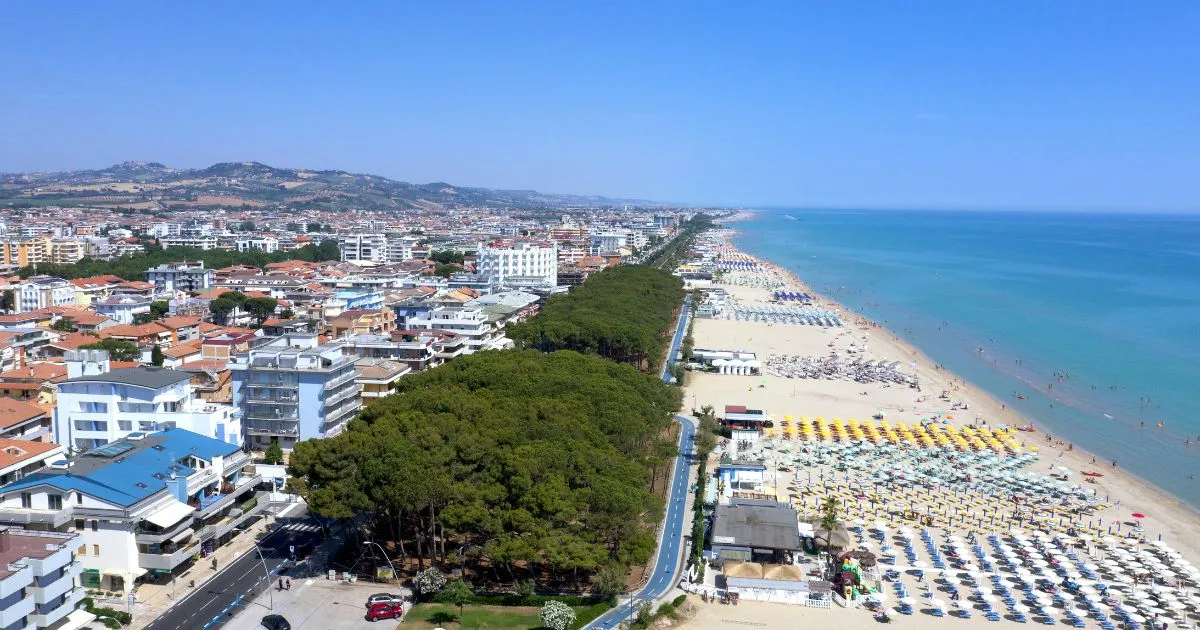 Spiaggia di Alba Adriatica vista dall'alto con ombrelloni e mare cristallino