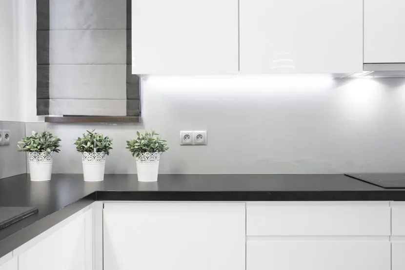 Zdjęcie Łączenie blatów kuchennych: Jak uzyskać idealnie gładkie łączenie?