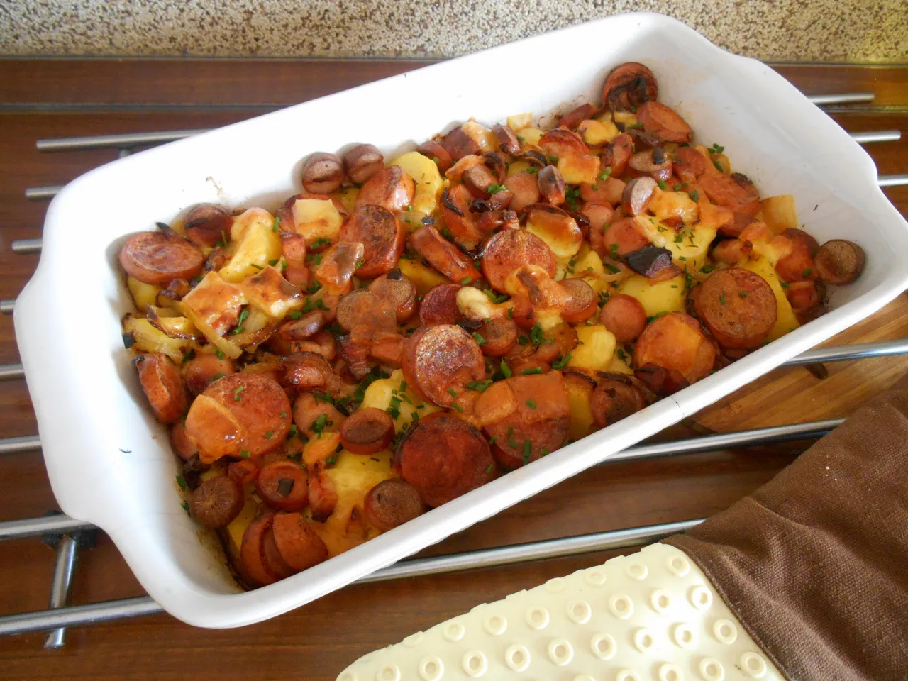 Składniki na zapiekankę ziemniaczaną z kiełbasą