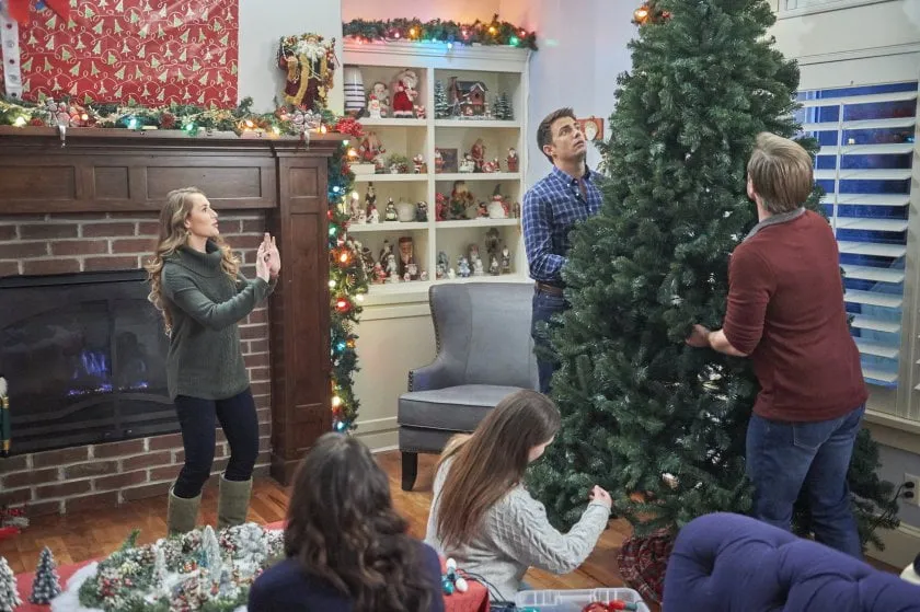polska rodzina oglądająca świąteczny film w salonie z choinką