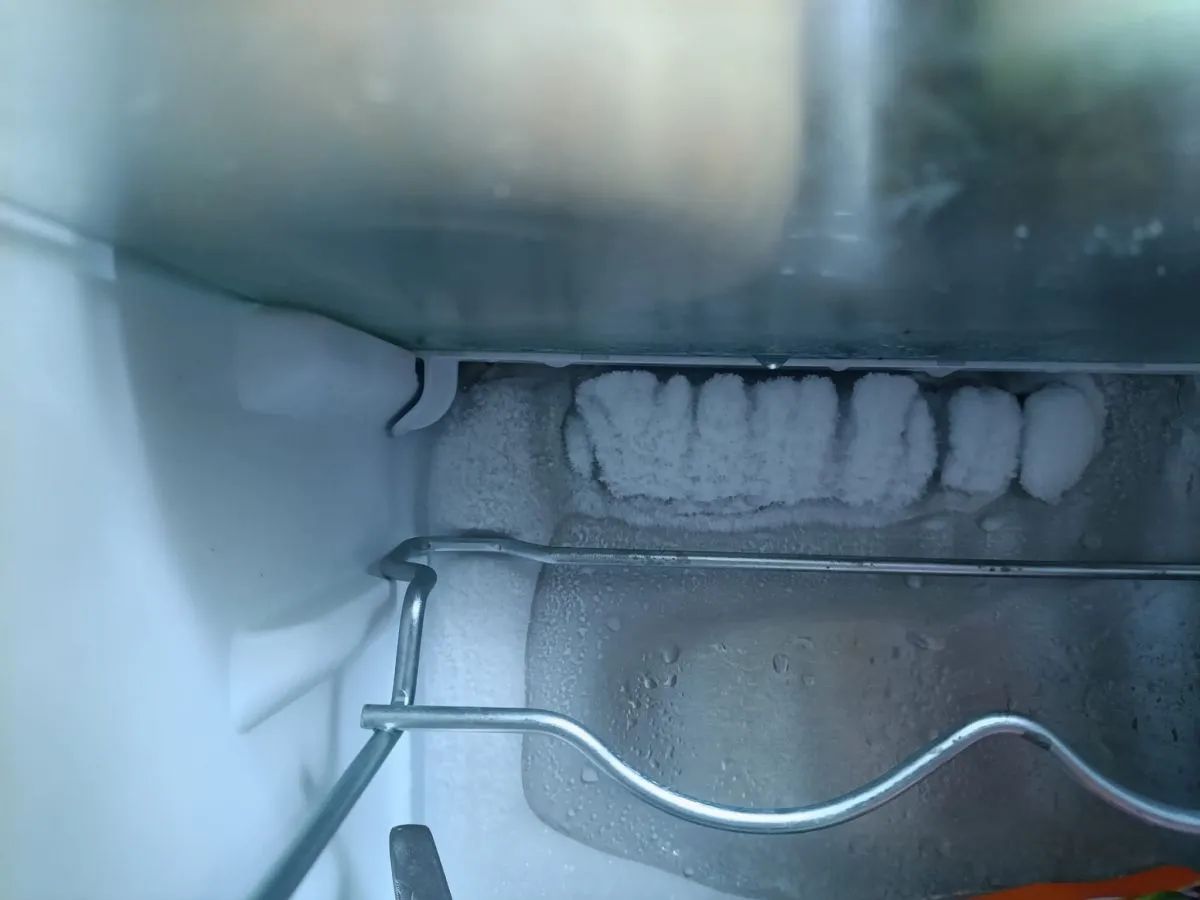 Nieszczelna uszczelka lodówki, lód w lodówce No Frost