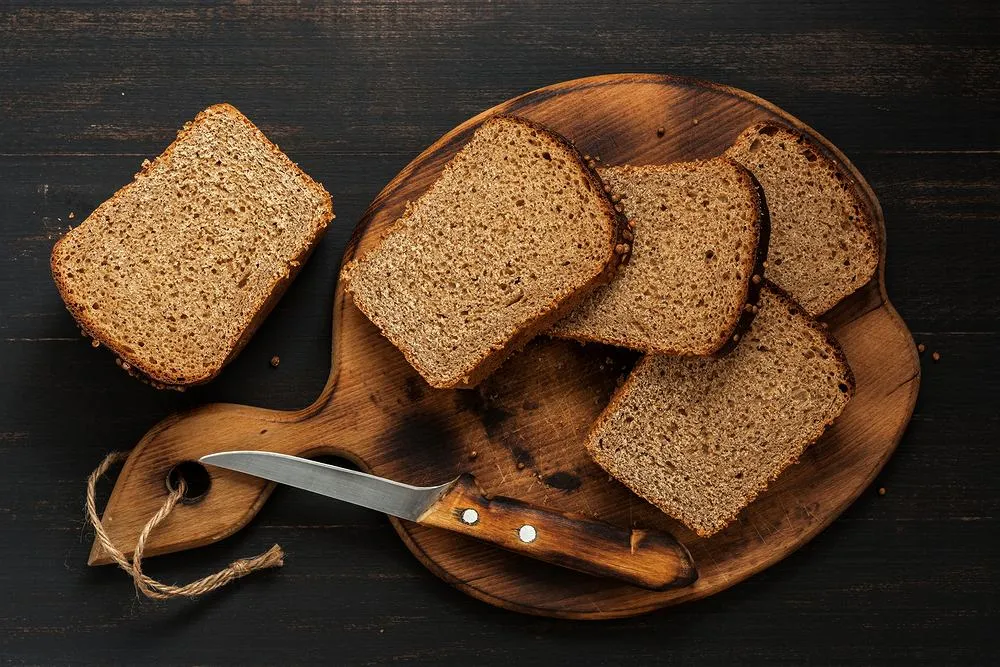 Porównanie chleba razowego i białego pieczywa