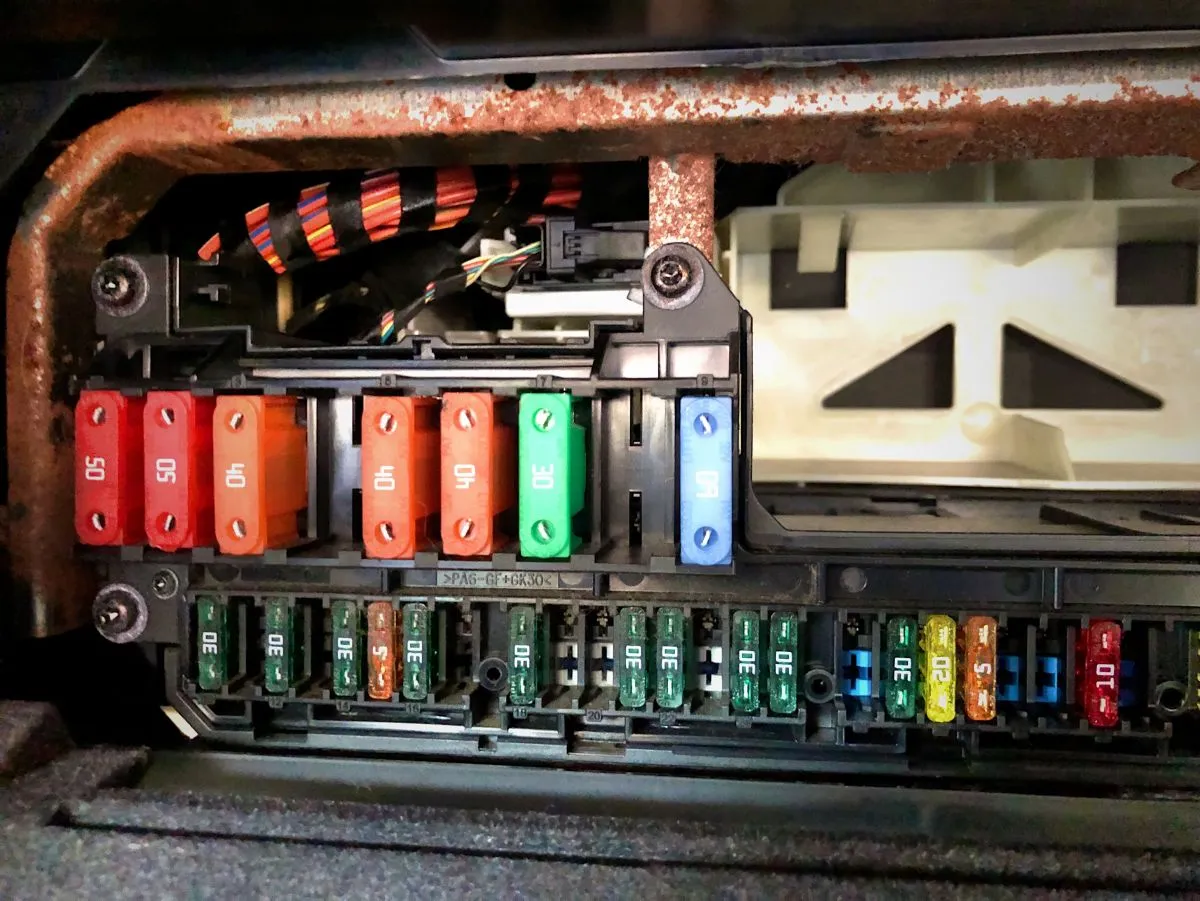 Panel bezpiecznik&oacute;w BMW E60. Szukasz, gdzie jest przekaźnik pompy paliwa? Tu są bezpieczniki, ale przekaźnik jest gdzie indziej.