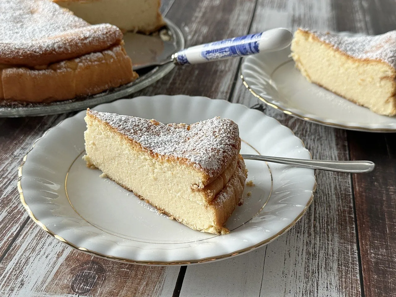 Por&oacute;wnanie kawałk&oacute;w r&oacute;żnych sernik&oacute;w: tradycyjny, wiedeński, na zimno, nowojorski