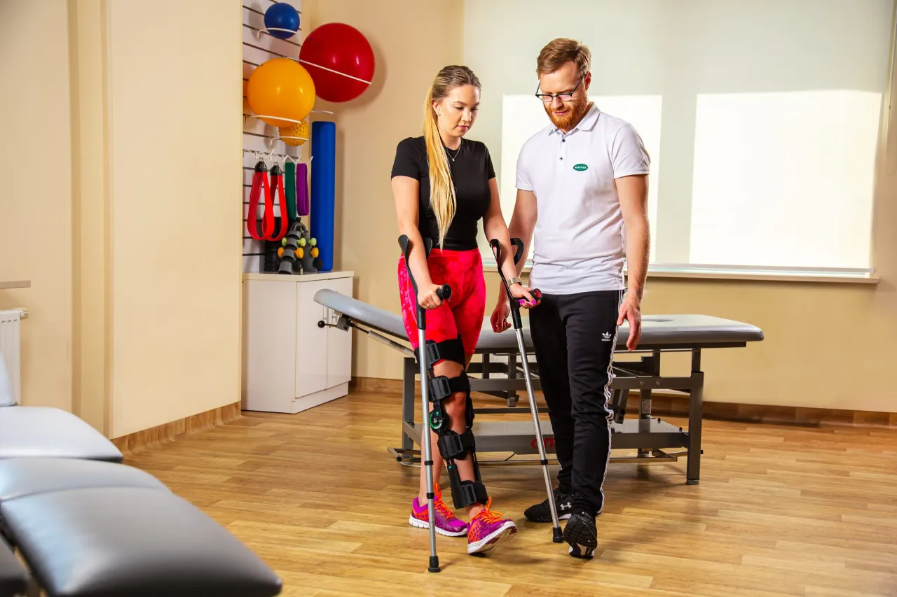 Pacjent po operacji ortopedycznej rehabilitacja