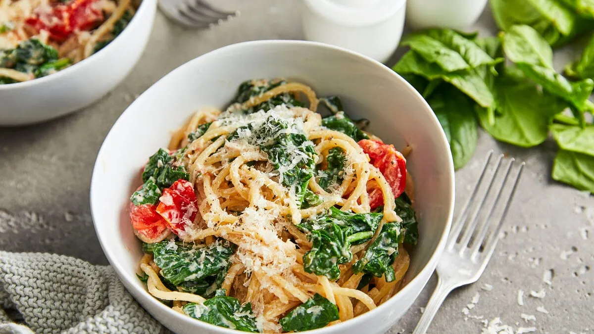 Schnelle vegetarische One-Pot-Pasta mit Spinat und Tomaten