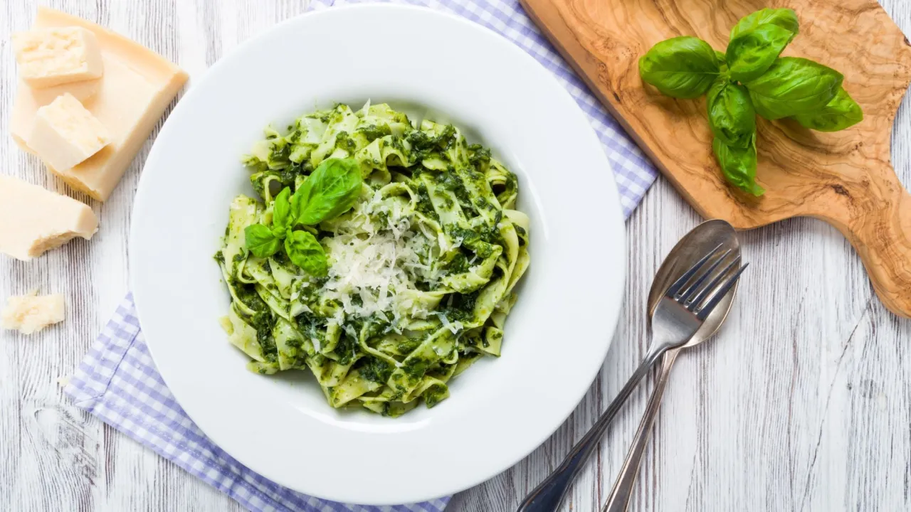 Cremige Nudeln mit Spinat in einem Teller angerichtet