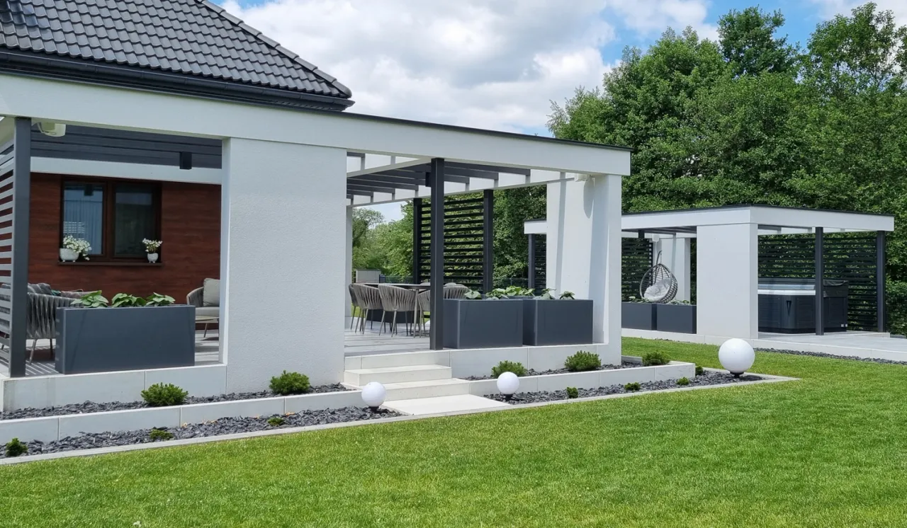 Taras z płyt betonowych lub sztuczną trawą