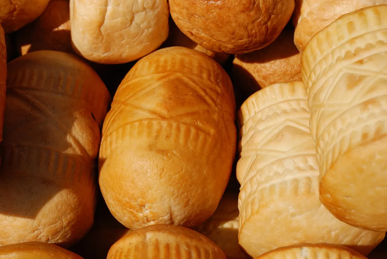 prawdziwy oscypek na drewnianym stole