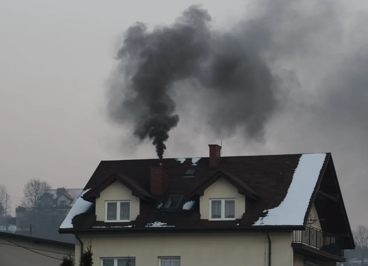 Gęsty, czarny dym wydobywa się z komina na dachu domu. Czy to właściwa jaka średnica komina do pieca węglowego?