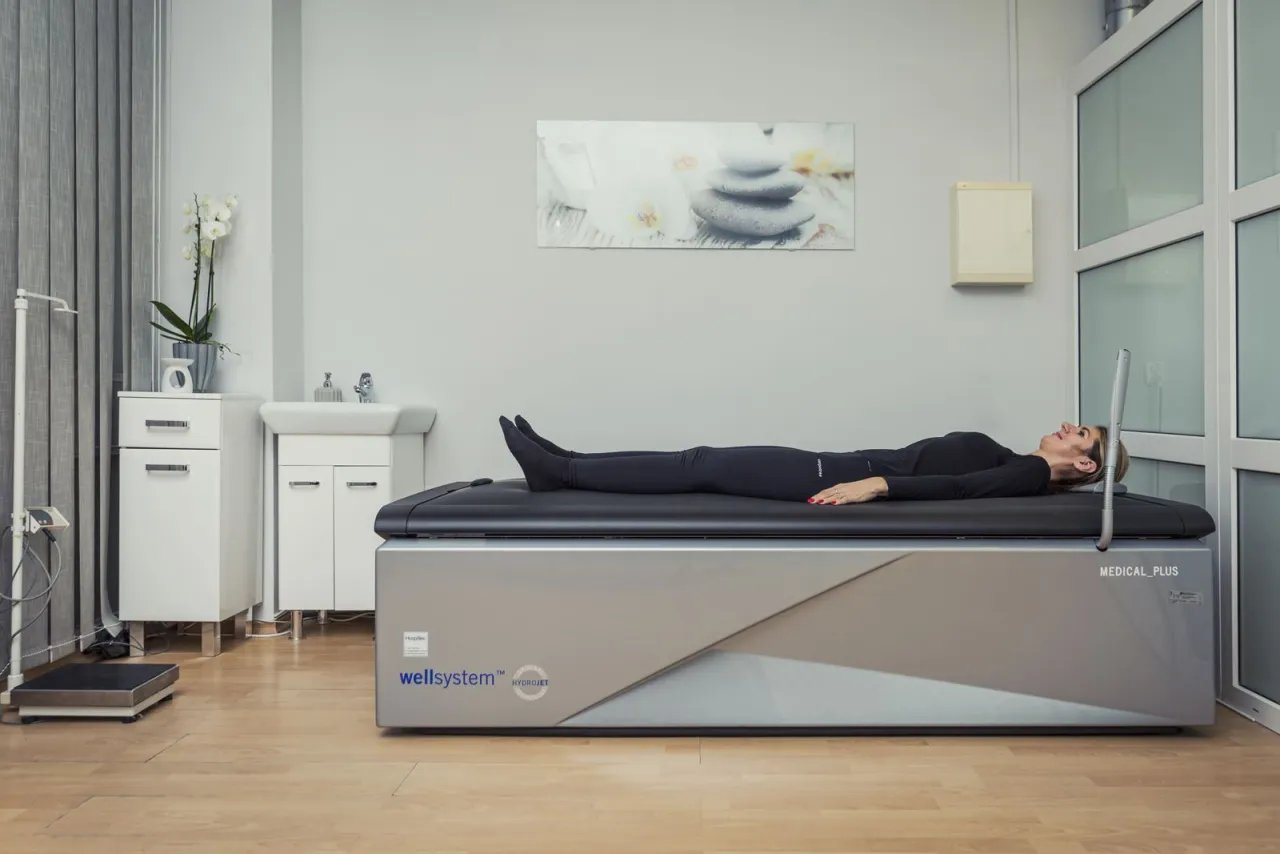 Kobieta leży na łóżku Wellsystem Hydrojet w sanatorium MSWiA Sopot. Relaks i regeneracja.