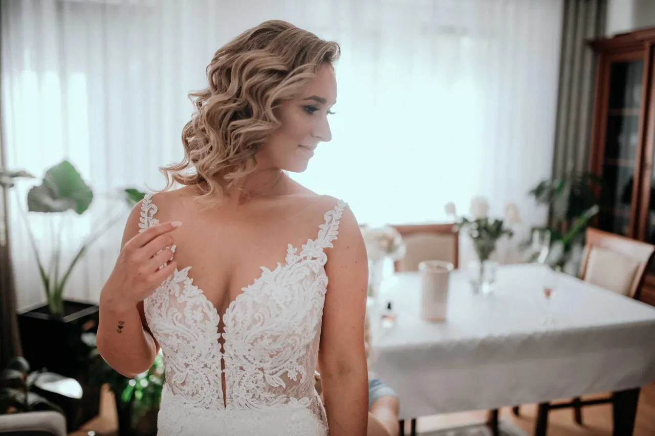 Dziewczyna sprzedaje suknię ślubną online