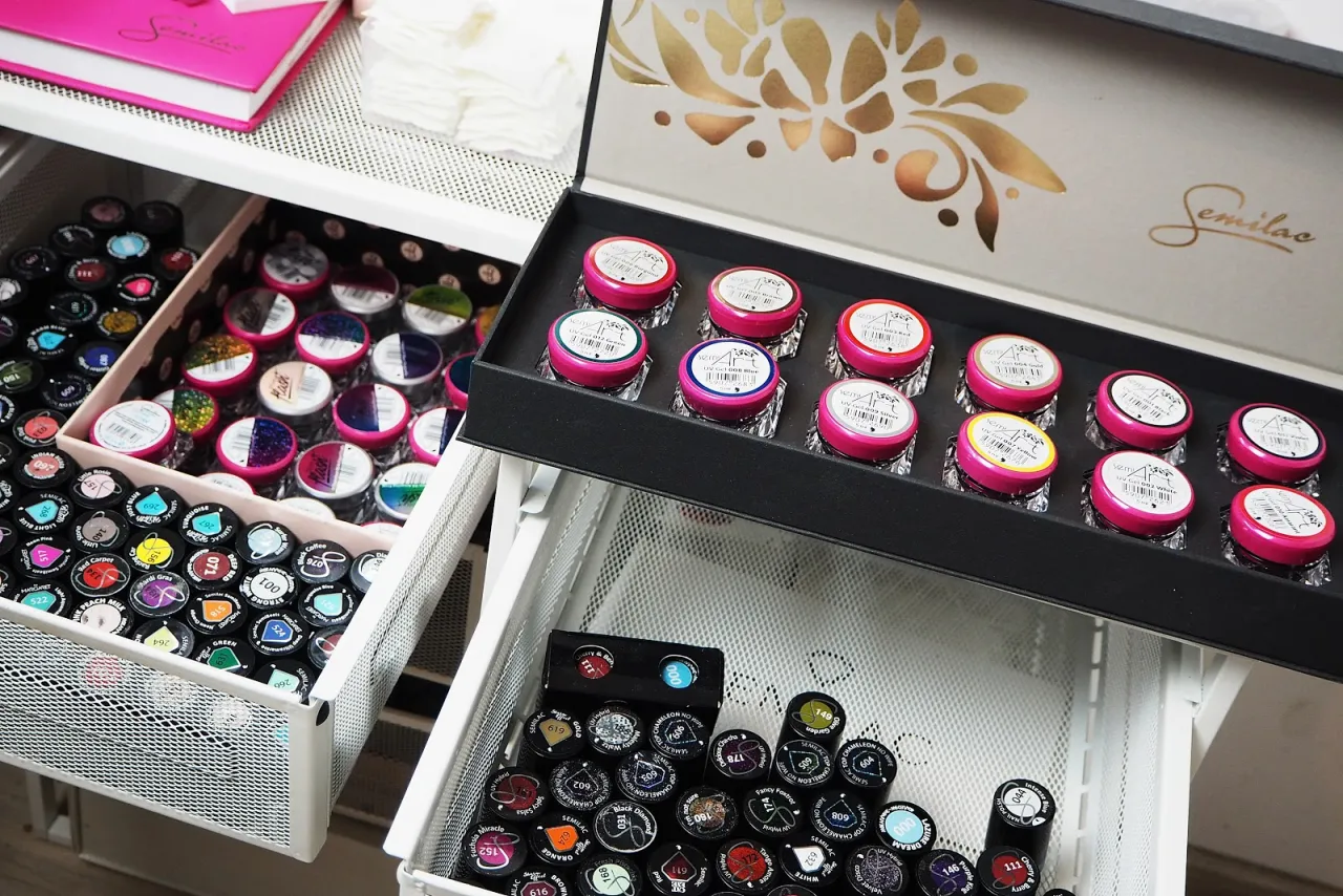 Przechowywanie lakier&oacute;w do paznokci w szufladzie