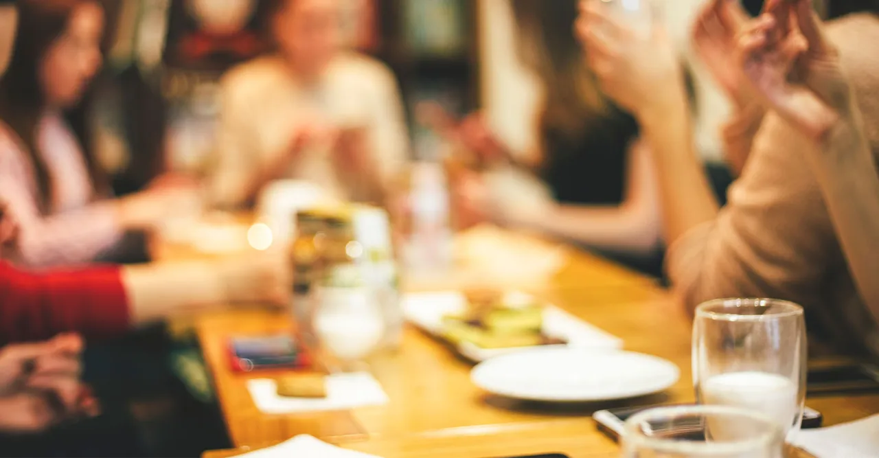 ludzie dyskutujący przy stole