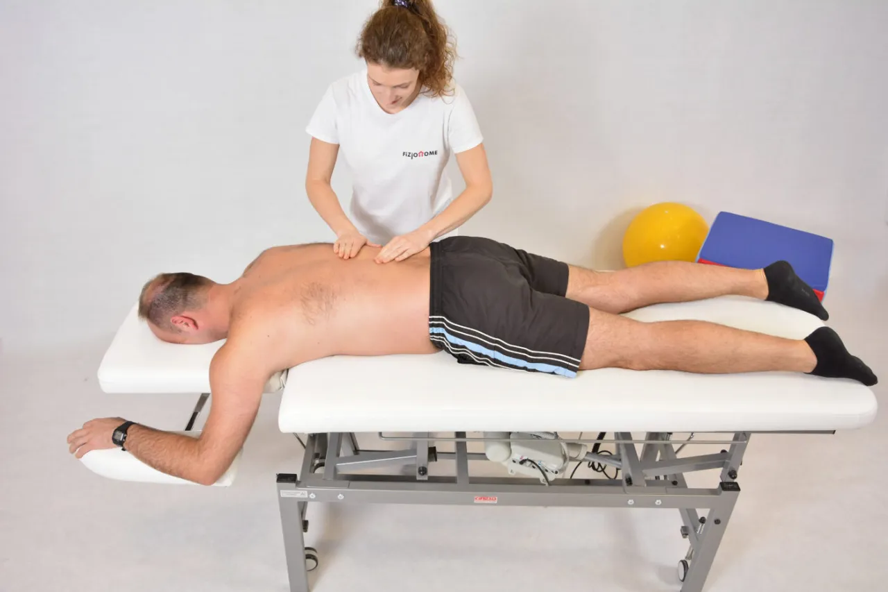 Fizjoterapeuta wykonujący terapię manualną kręgosłupa