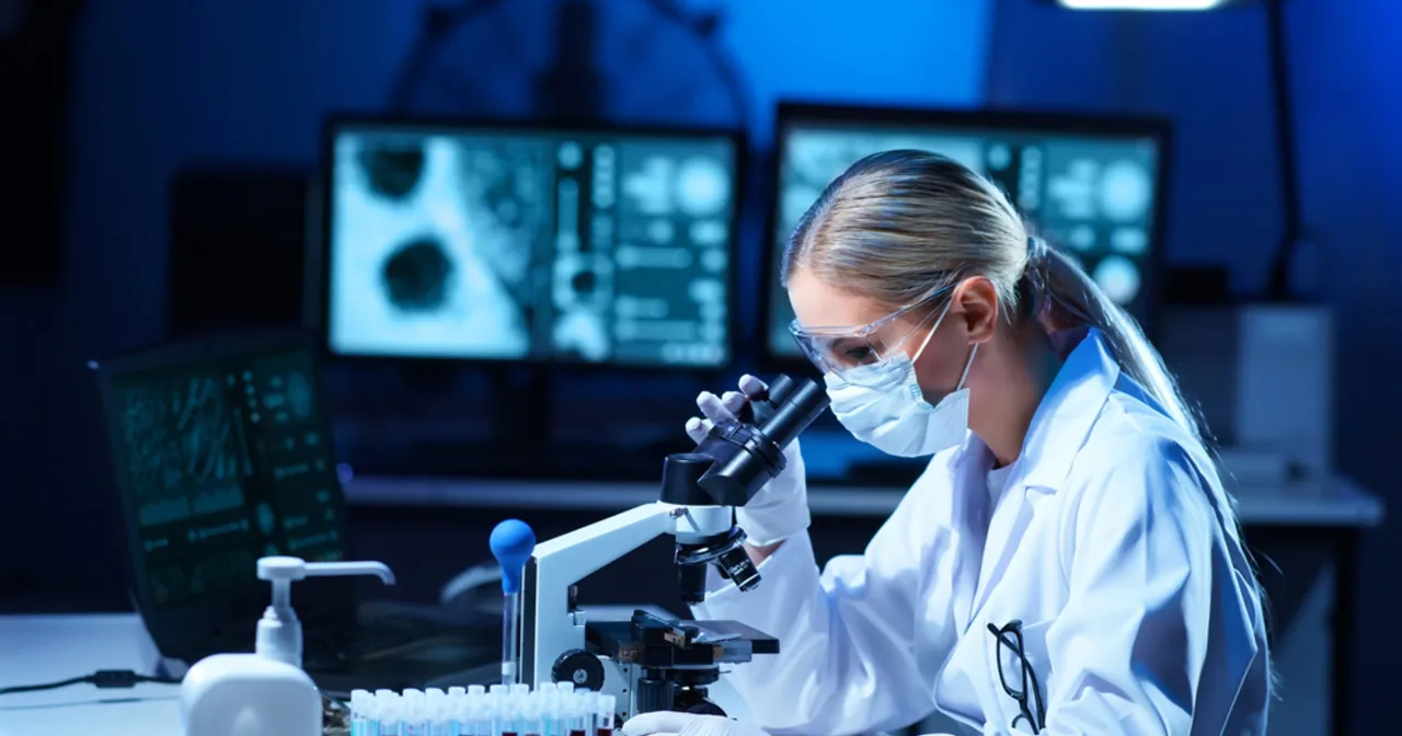 Diagnosta laboratoryjny przy pracy