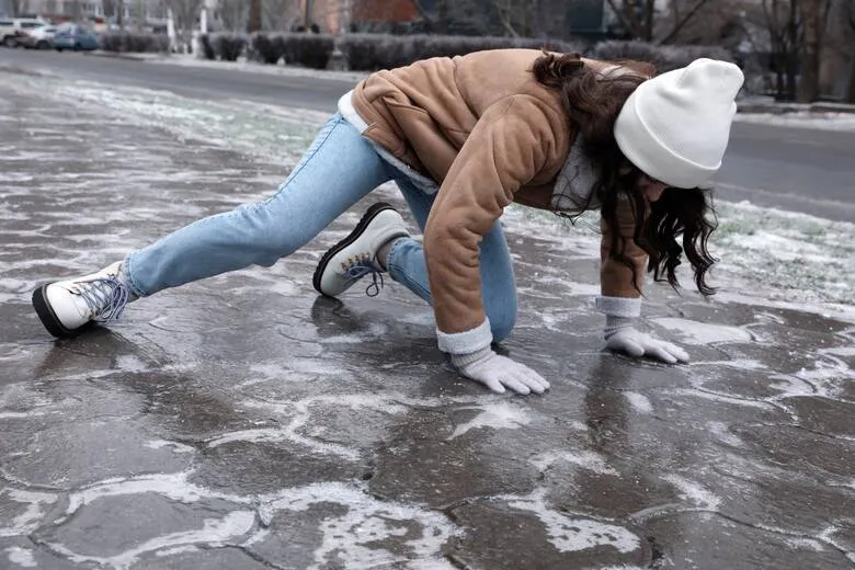 śliski oblodzony chodnik zimą