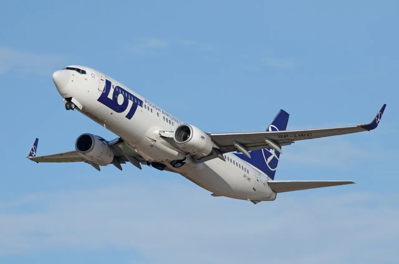 Samolot LOT-u wznosi się na błękitne niebo. Zastanawiasz się, ile trwa lot do Bułgarii Złote Piaski?