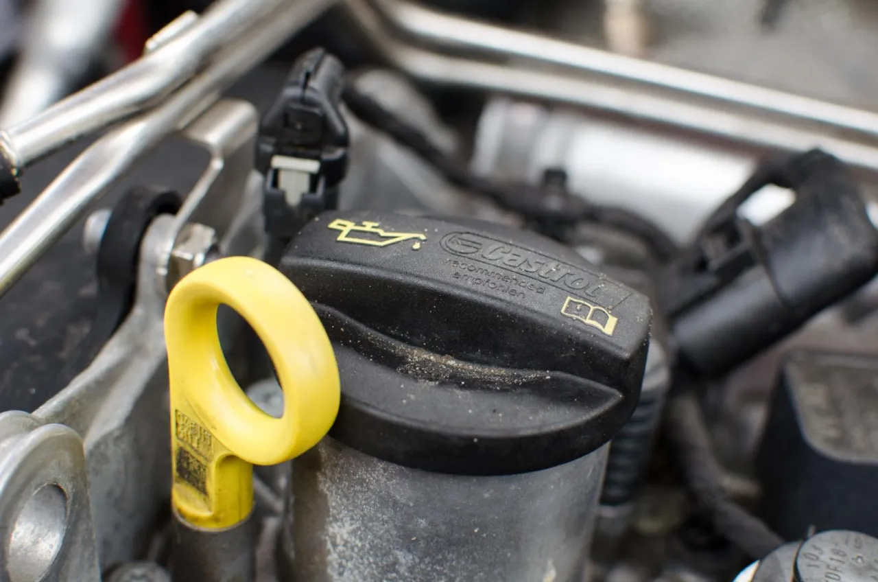 Uszkodzony silnik brak oleju lub zbyt dużo oleju