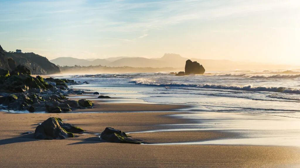 Paysage côte basque océan montagne