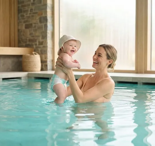 rodzic z niemowlęciem na basenie