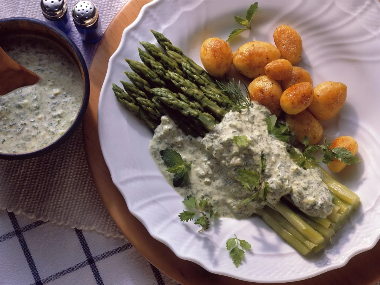 Frische Kräuter für grünen Spargel