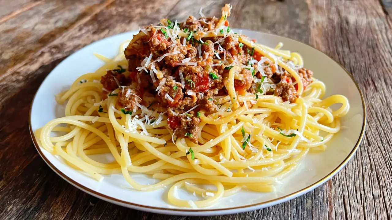 Gęsty sos boloński w garnku