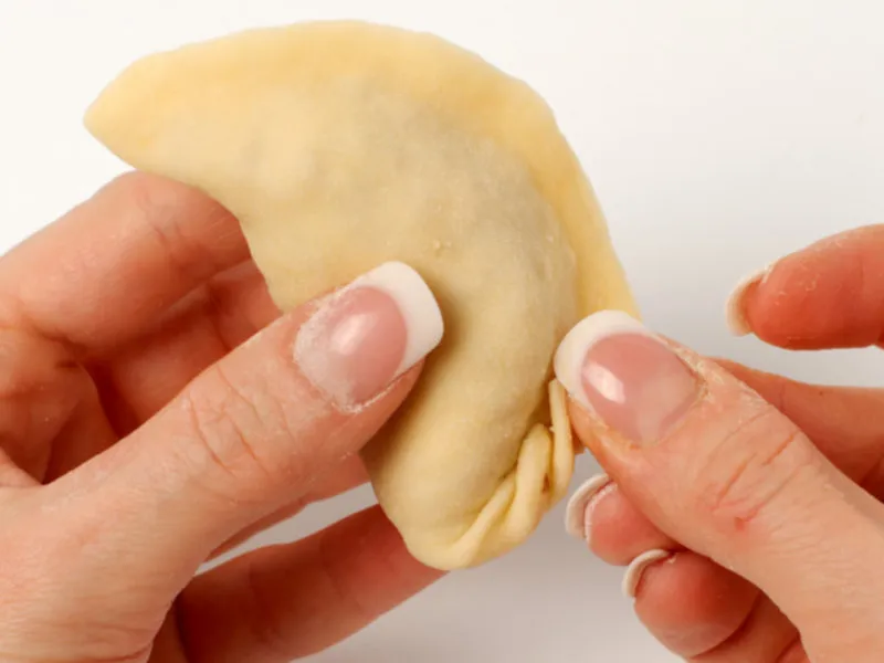 różne wzory brzegów pierogów