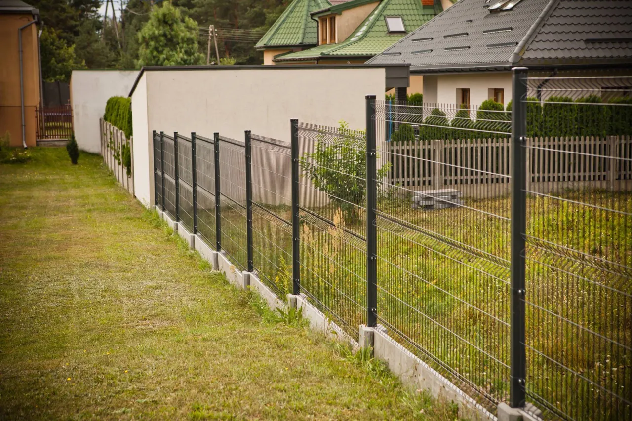 montaż płotu panelowego na spadku terenu kaskadowy równoległy