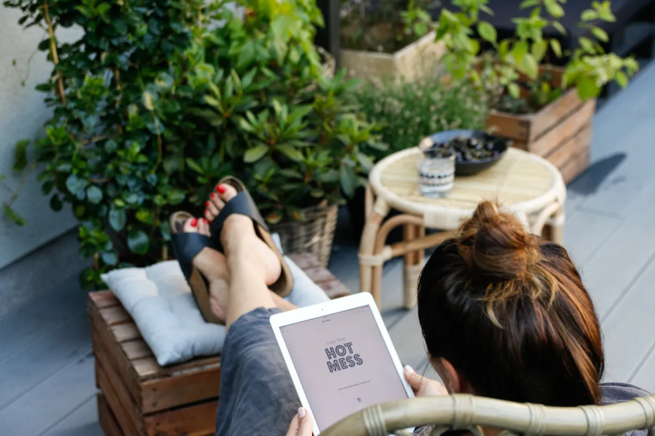 ludzie czytający w różnych miejscach, książki na prezent, książka na wakacje