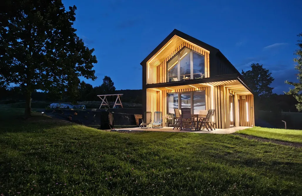 R&oacute;żne typy nocleg&oacute;w w Bieszczadach kolaż (domek, agroturystyka, glamping)