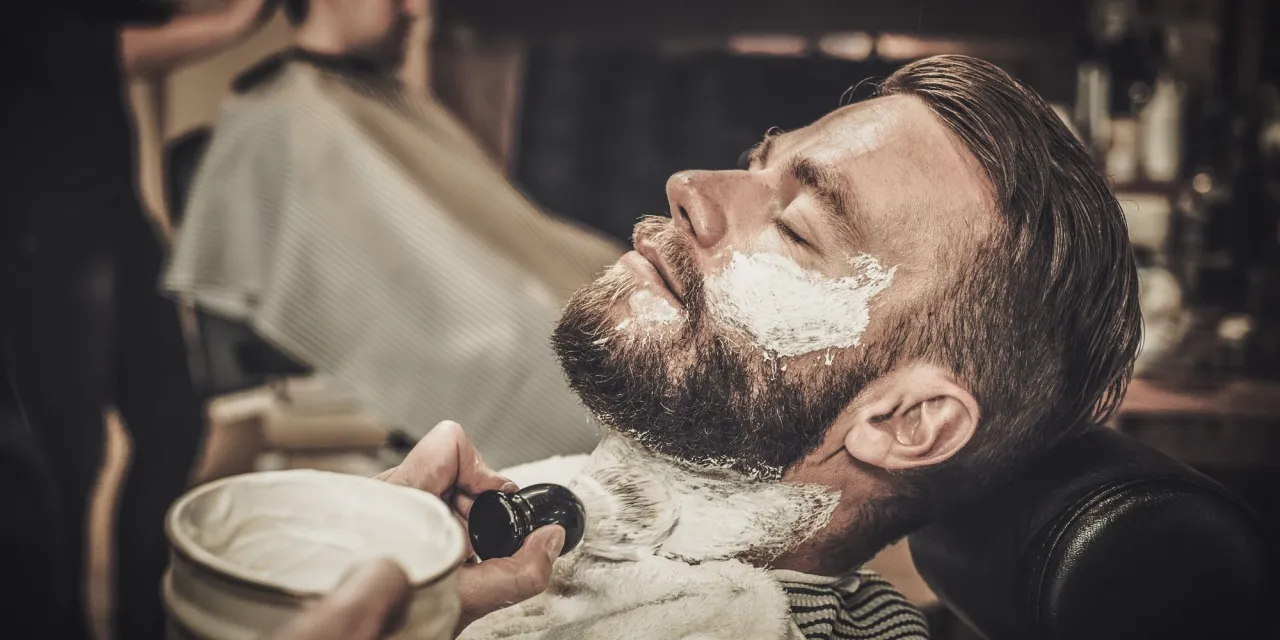 mężczyzna myjący brodę, pielęgnacja zarostu krok po kroku