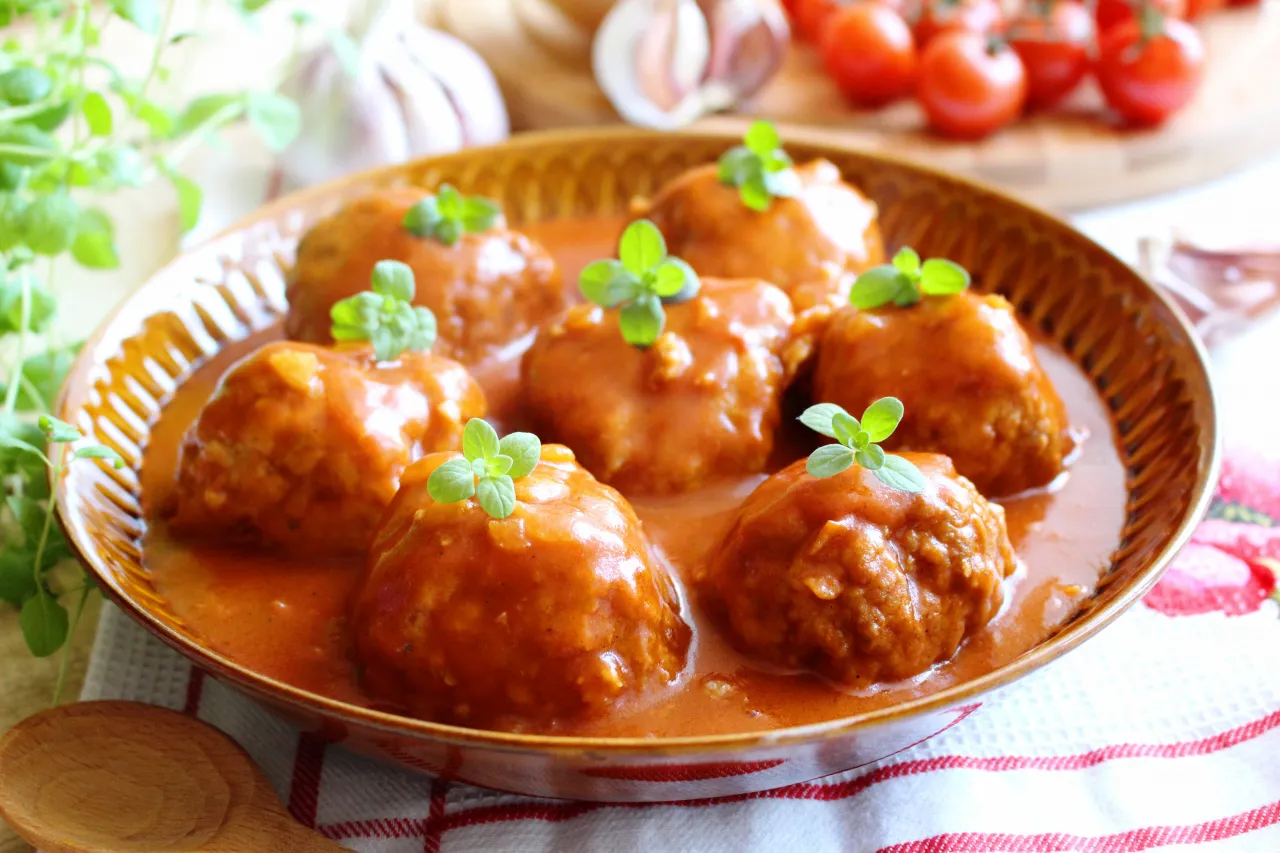 Pulpety w sosie pomidorowym z kaszą bulgur i świeżymi ziołami