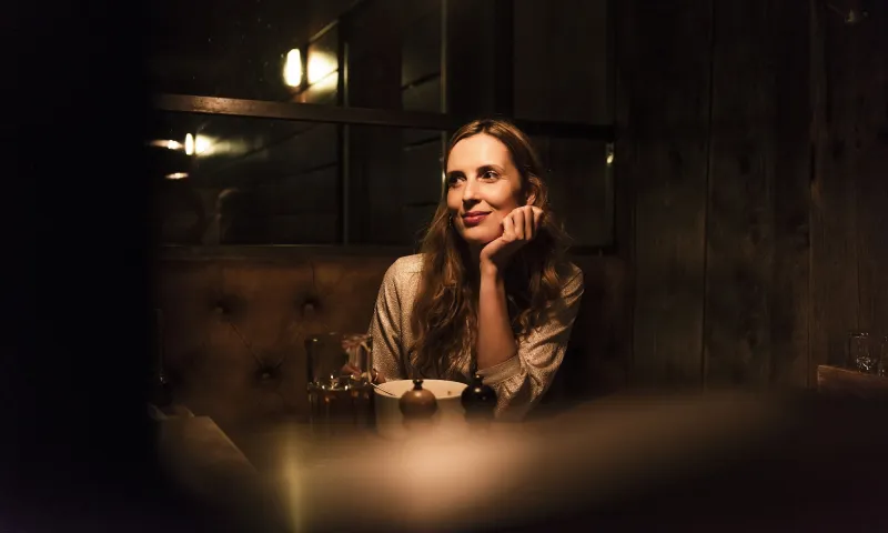 Szczęśliwa osoba żyjąca w pojedynkę, niezależność, samorealizacja