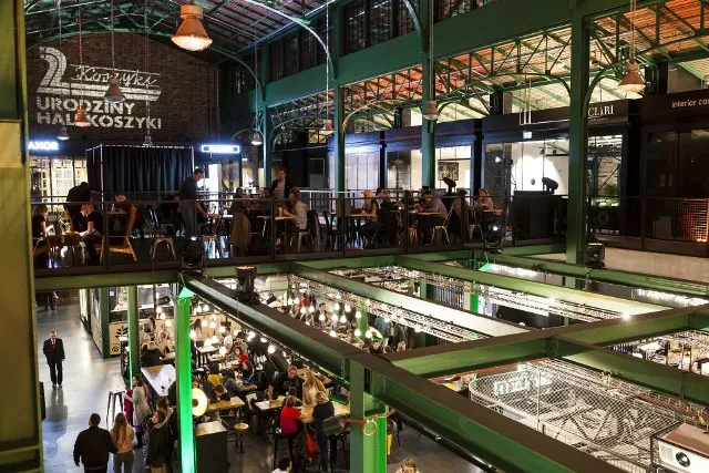 Hala Koszyki wnętrze jedzenie