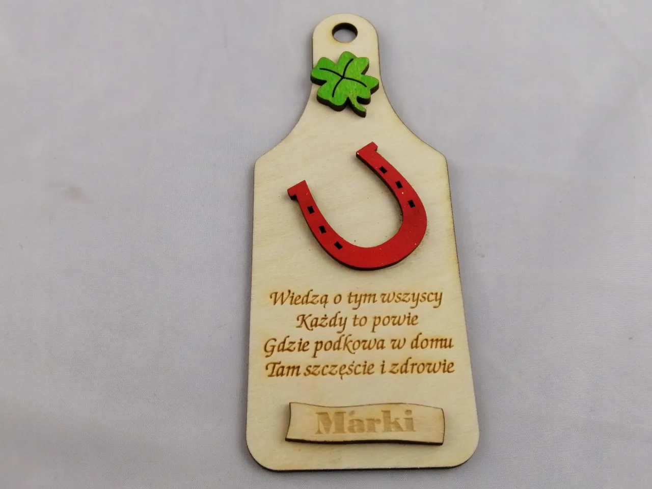 Czterolistna koniczyna, podkowa na szczęście, czerwona nić na nadgarstku, klucz do serca