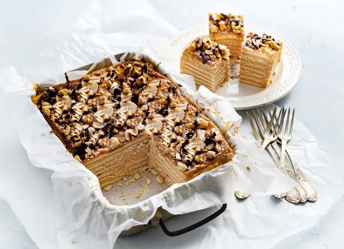 Pokrojone ciasto Snickers na talerzu