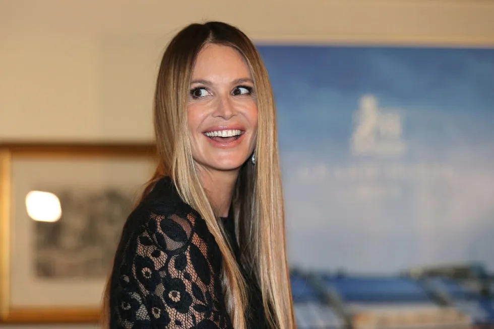 Dojrzała modelka w reklamie kosmetyków anti-aging