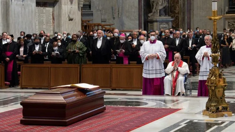 Zdjęcie Kardynał Angelo Sodano: Jego życie, osiągnięcia i dziedzictwo w Kościele