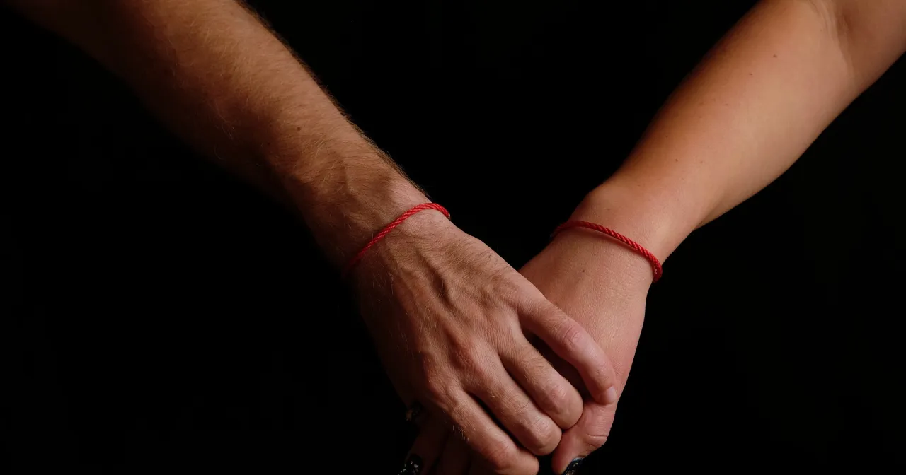 czerwona nitka kabała hinduizm