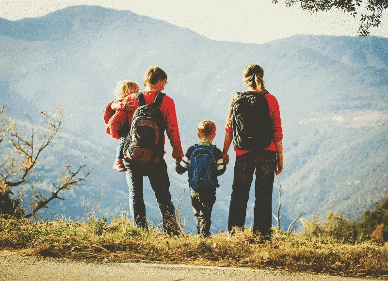 Rodzina z dziećmi, para i grupa przyjaci&oacute;ł na tle bieszczadzkich krajobraz&oacute;w