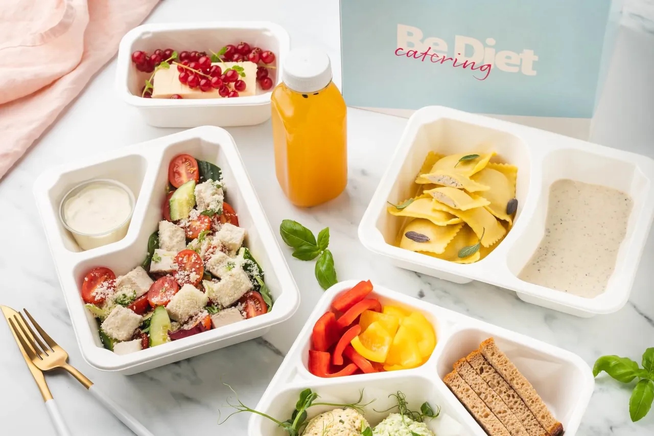 r&oacute;żne diety pudełkowe / osoba wybierająca catering dietetyczny