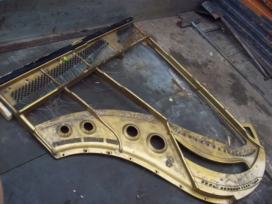 fortepian budowa rama żeliwna