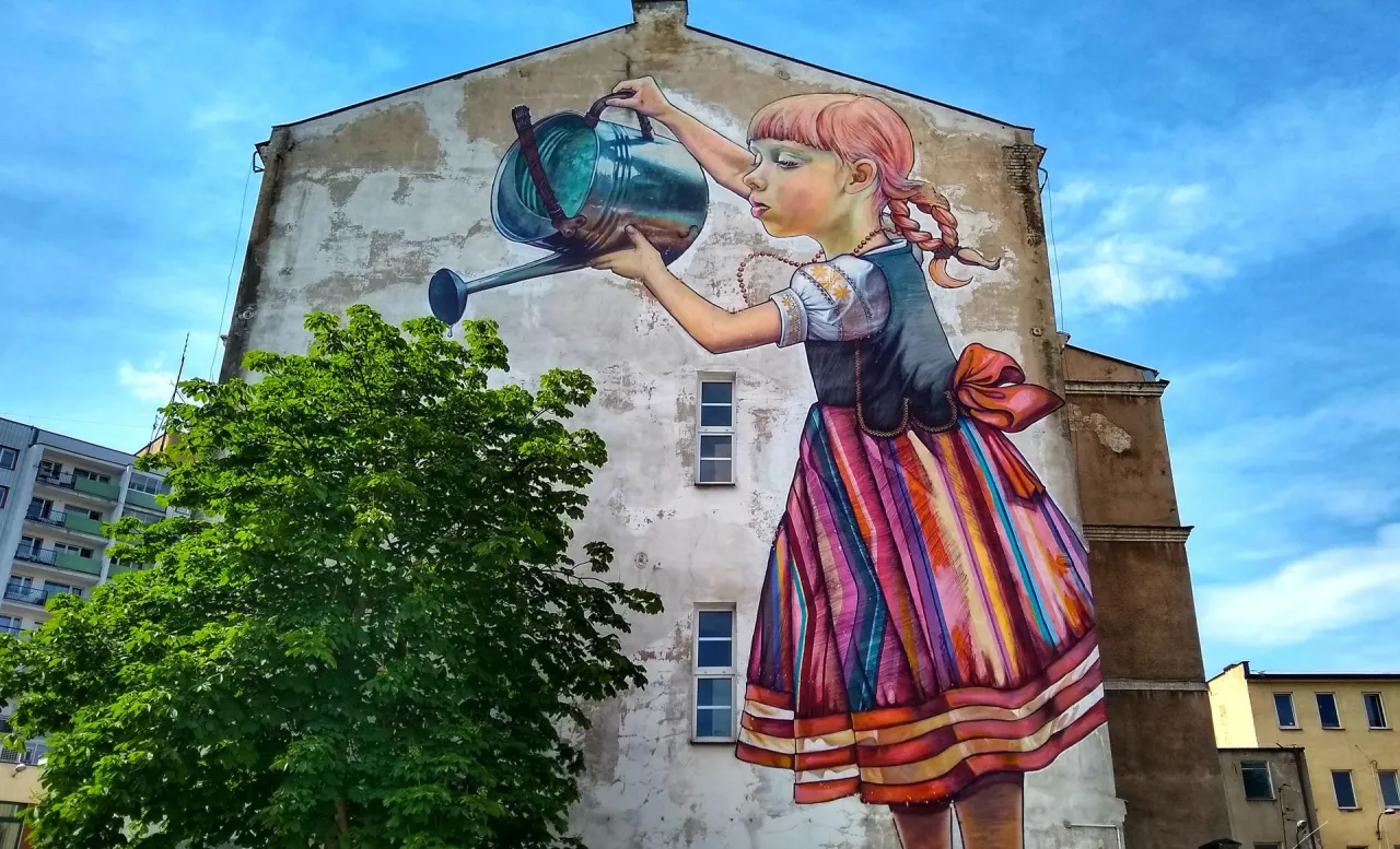 Dziewczynka z konewką mural Białystok