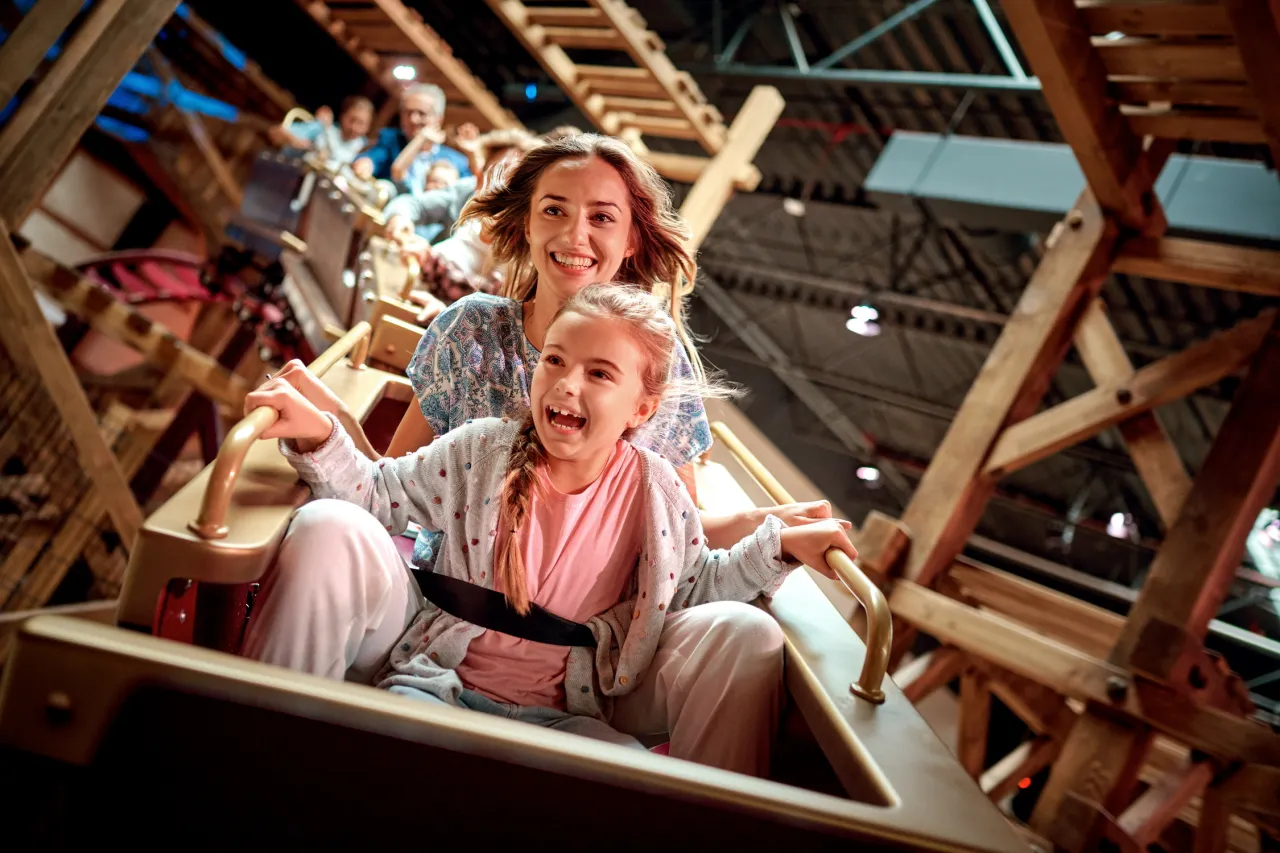 Rodzina w parku rozrywki lub muzeum w Polsce