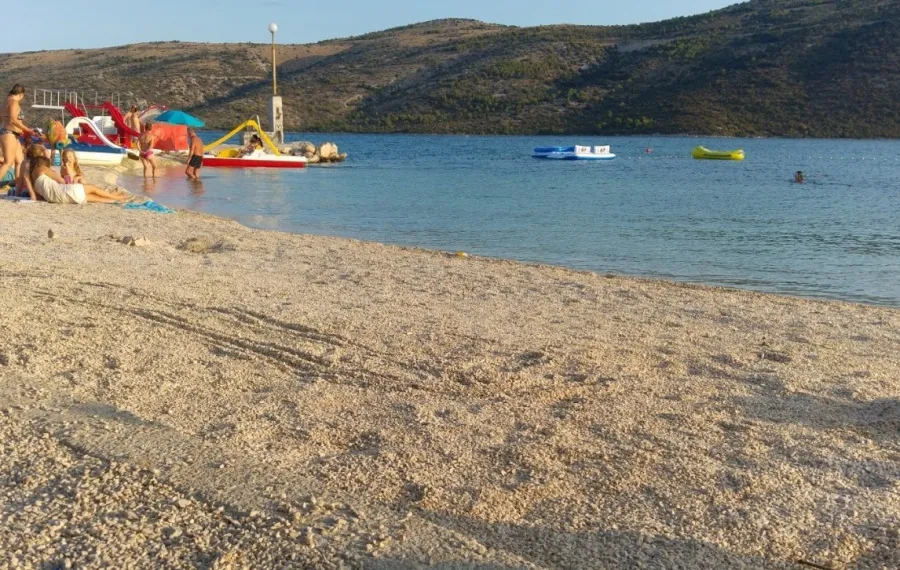 Poljica Chorwacja spokojna plaża rodzina