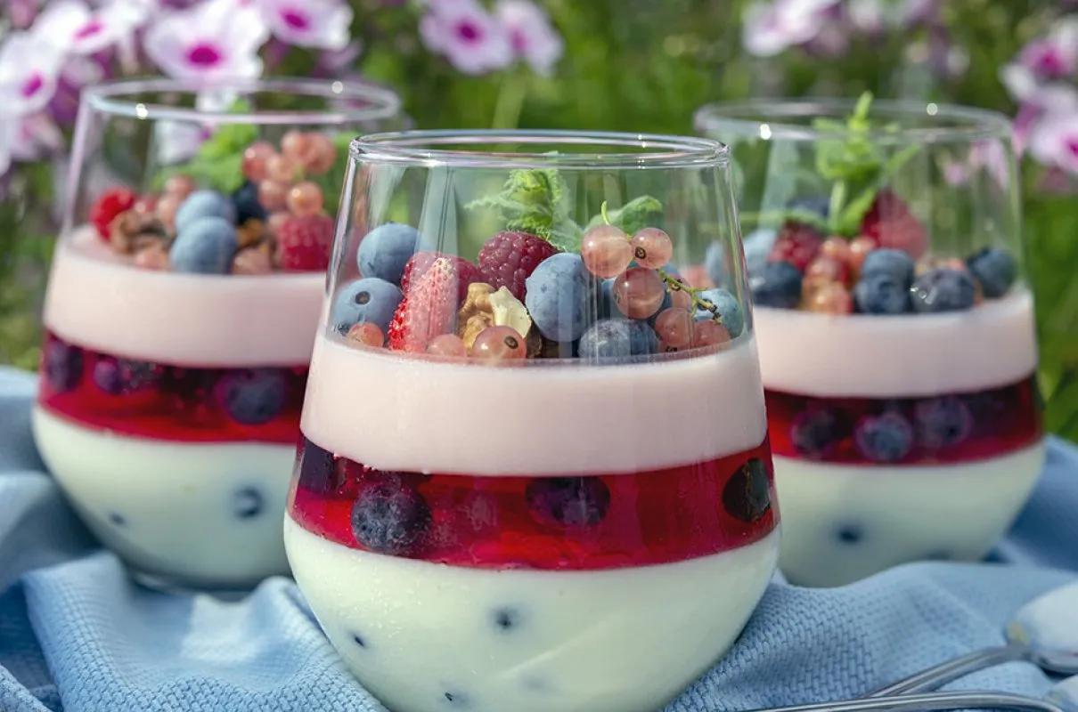 r&oacute;żnorodne desery z galaretką